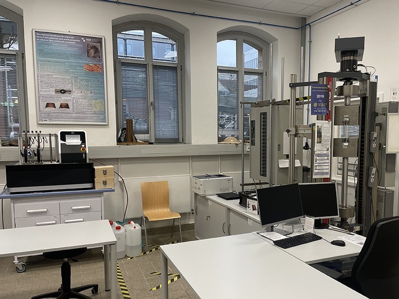 Blick in das Werkstoffkundelabor mit der Zugprüfmaschine und anderen Maschinen und Geräten